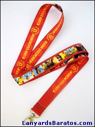 Lanyard rojo con logo.