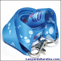 Lanyard personalizado de color azul y blanco, en sublimación.