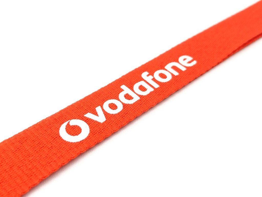 Lanyards con logotipo impreso donde puedes ver la textura de la tela